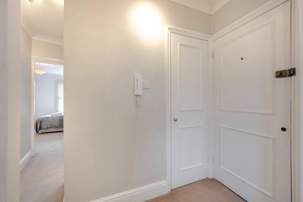 Cosy 2 Bed In Kensington Olympia Apartment Лондон Екстериор снимка
