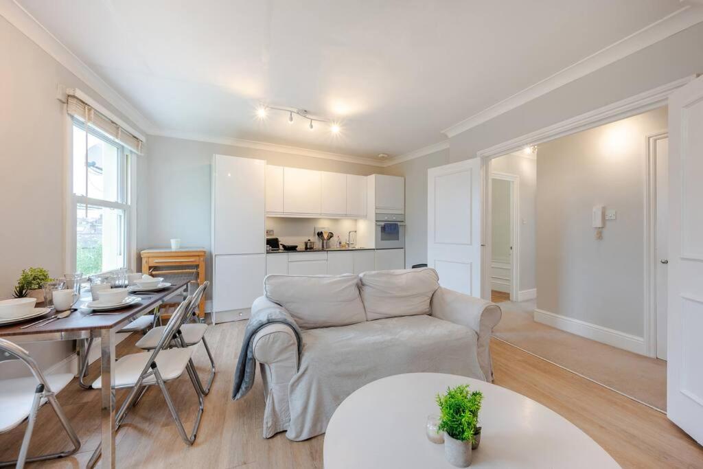 Cosy 2 Bed In Kensington Olympia Apartment Лондон Екстериор снимка