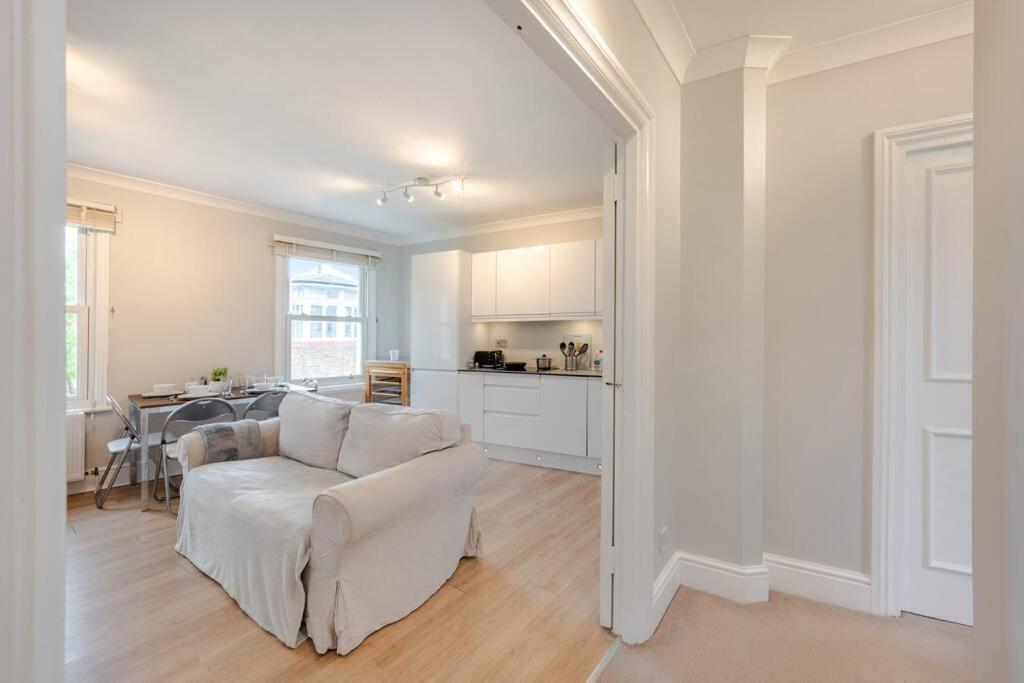 Cosy 2 Bed In Kensington Olympia Apartment Лондон Екстериор снимка