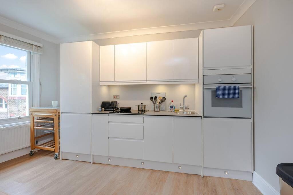 Cosy 2 Bed In Kensington Olympia Apartment Лондон Екстериор снимка